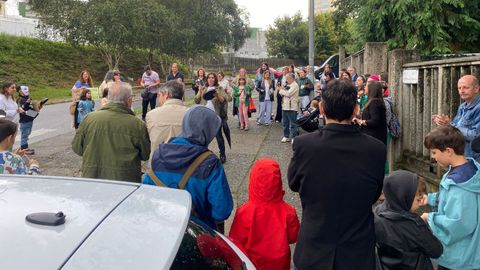 Concentracin delante del CEIP Ledicia, de Ferrol,este viernes