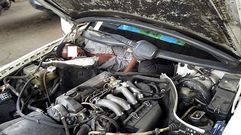 Uno de los inmigranes iba escondido en el hueco del motor