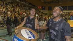Los jugadores del Obradoiro celebrando con su afici�n la victoria ante el Leyma Coru�a