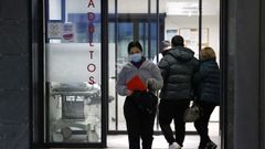 Una mujer saliendo de un centro m�dico gallego con mascarilla