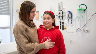 Lupe Pi�eiro, con su hija Vera, este lunes, en el Hospital Provincial de Pontevedra