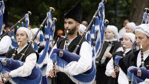 Actuaci�n de la banda de gaitas de Oviedo