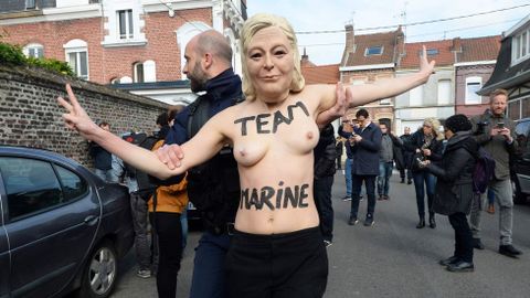 Una activista del grupo Femen en el lugar donde vota Marine Le Pen