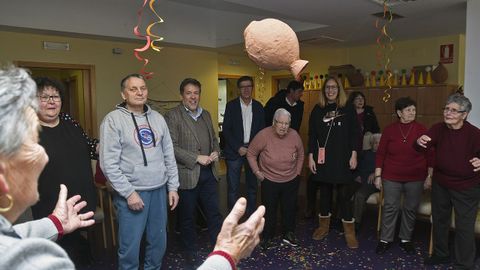 Perfecto Rodríguez, gerente del Consorcio Galego de Servizos de Igualdade e Benestar, visitó el centro de día de Xinzo durante una actividad sobre el entroido