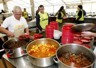 Las raciones de corzo y jabal� gallego y de Toledo se sirven, bajo carpa, a 12 euros.