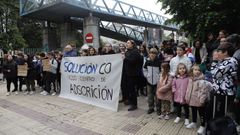 Padres y alumnos del colegio Irm�ns Villar de Ourense protestan porque hay alumnos que se quedan sin plaza para el pr�ximo curso en el IES Otero Pedrayo.