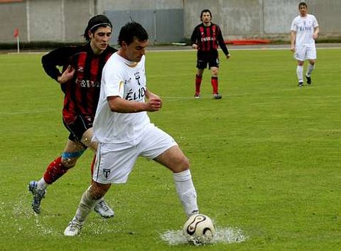 Iv�n Gonz�lez conduce el bal�n en el campo municipal de A Pinguela en su etapa en el Lemos.