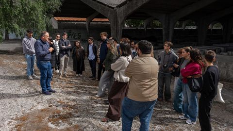 El alcalde de Xinzo, Amador Díaz, explica a los estudiantes de Cesuga que diseñarán la tranformación del Campo da Feira