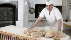 Manuel Lal�n es la quinta generaci�n de una familia de panaderos lalinense