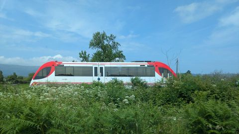 Un tren aproxim�ndose a la estaci�n de San Claudio, en Ortigueira