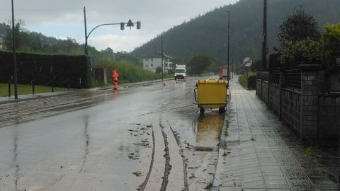 Acumulaciones de barro en la carretera en Trabada