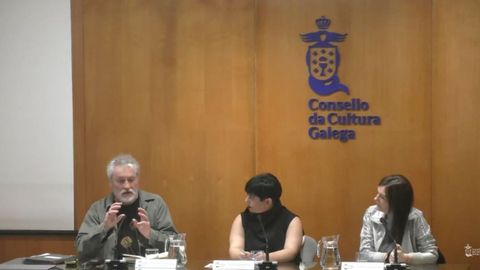 Manuel Rivas, Montse Penas Presas e Ledicia Costas durante a s&uacute;a mesa redonda.