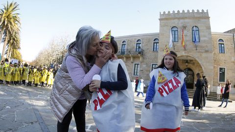 Los nios del Jaime Balmes disfrazados de contedores de reciclaje. VOZ NATURA