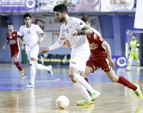 Nacho Pedraza, autor de dos tantos, conduce el bal�n. 