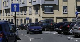 Uno de los muchos coches que ayer pasaron en direcci�n prohibida por la Maestranza. 