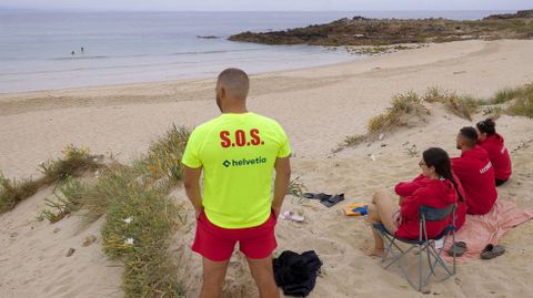 Socorristas este lunes en la playa de Doni�os.