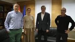 El delegado, con representantes de Adido.