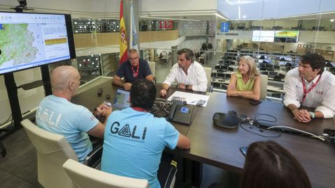 El conselleiro de Presidencia, Xustiza e Deportes, Diego Calvo (de frente, segundo por la izquierda), visit� este domingo el CIAE 112 Galicia para agradecer el trabajo en la lucha contra los incendios.