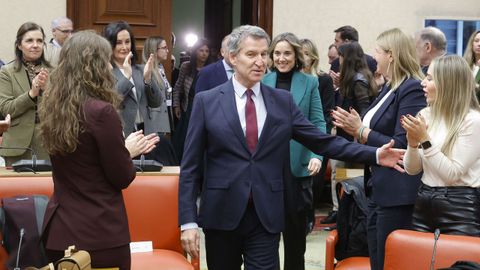 El lder del PP, Alberto Nez Feijoo, saluda a su llegada a la reunin de sus grupos parlamentarios en el Congreso y el Senado.