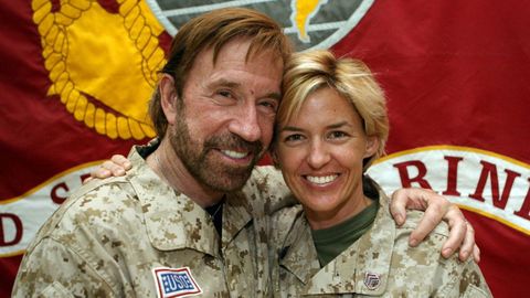 Chuck Norris durante un encuentro con las tropas en el campamento de Faluya, cerca de Bagdad; en el a�o 2006
