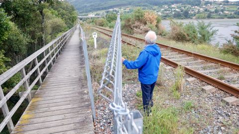 La maleza, con tojos y silvas, en la va del tren en el puente entre Narn y Neda, con zonas sin vallar junto a la pasarela peatonal.
