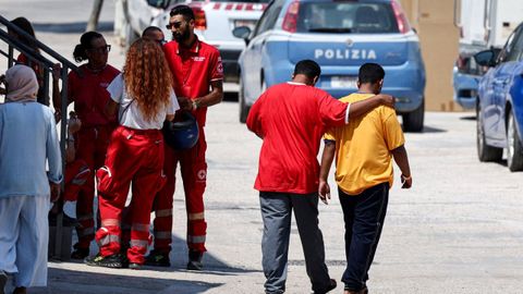 Imagen de archivo de inmigrantes atendidos en el puerto de Lampedusa