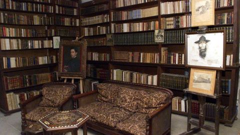 El sacerdote Antonio Rey Soto don� la biblioteca que le costearon la marquesa Angela Santamarina,  Angelita Varela  y su esposo al monasterio de Poio.