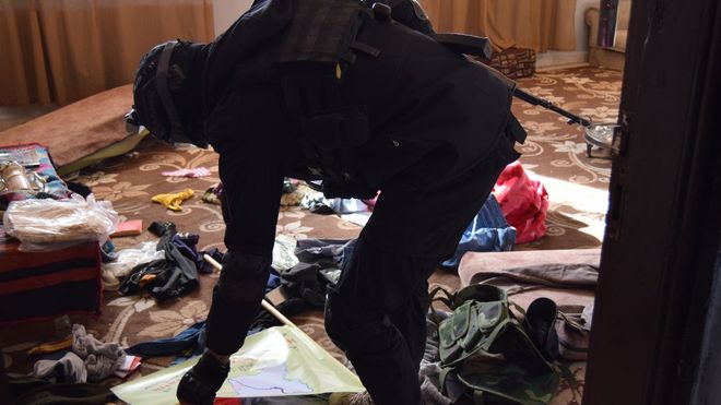 Un soldado registra un centro de las juventudes de las FDS en Raqqa.