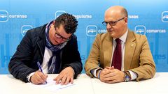 Francisco Jos� Montesinos, firmando su reingreso en el PP ante Jos� Manuel Baltar