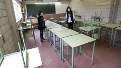 La subdirectora y la jefa de estudios del IES Rafael Dieste, preparando un aula
