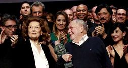De Armi��n, ovacionado ayer tras tomar el Goya de manos de la actriz Julia Guti�rrez Caba.
