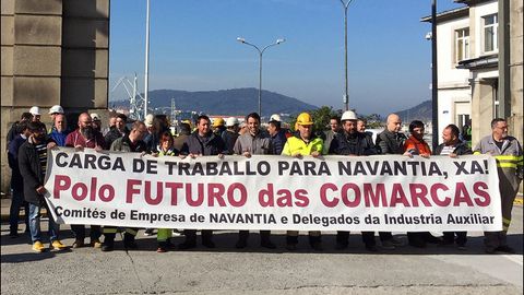 Delegados de la industria auxiliar y miembros del comité de Navantia Ferrol se concentraron esta mañana en la entrada del astillero