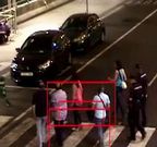 <span lang= es-es >Detenido</span>. En estas imgenes capturadas de un vdeo realizado por la Polica Nacional se recoge cmo trasladan y cachean a uno de los implicados en la red investigada en la operacin Arkngel