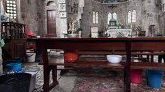 Imagen tomada este fin de semana de cubos dispuestos en varios puntos del centro religioso para recoger el agua que se filtra.