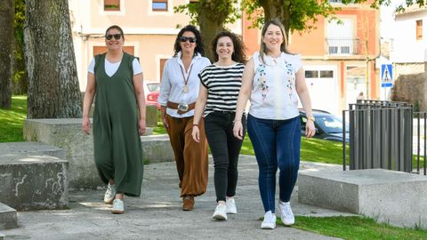 De izquierda a derecha, Noelia, Irma, Bego�a y Diosa, cuatro de las personas que ayudaron al senegal�s Samba en vida y que organizaron la colecta para repatriar su cuerpo
