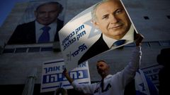 Un seguidor de Netanyahu apoya al primer ministro en la sede del Likud
