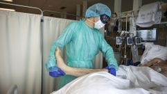 Atenci�n de cuidados cr�ticos a un paciente de covid-19 en el Cl�nico de Santiago, en foto de archivo