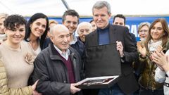 David Pillado, con la placa con que se le reconoci su dedicacin al partido, rodeado por Alfonso Rueda, Paula Prado, Borja Verea y Romay Beccara