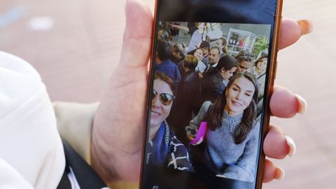 Una vecina de Catarroja muestra una foto de la visita que los reyes Felipe y Letizia, acompaados por sus hijas, la princesa Leonor y la infanta Sofa, han realizado este domingo por sorpresa a Catarroja 