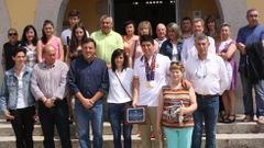 Miguel Alvari�o, con familiares, amigos, ediles y el alcalde