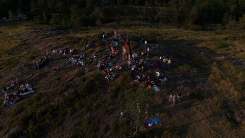 Observaci�n del eclipse en Santa Mari�a de Lagostelle (Guitiriz), organizada por el Concello