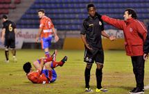 Luisito coincide con Kone en la banda, tras su expulsi�n en el partido de O Couto.