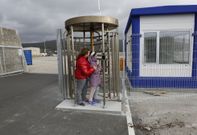 Portos de Galicia ya instala sistemas para controlar los accesos a la d�rsena laxense. 