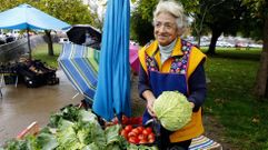 Esperanza, que con sol de justicia o temporal de lluvia vende cada da hortalizas a pie de calle, en la zona de A Xunqueira. 