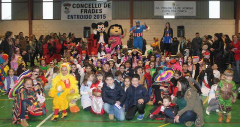 <span lang= es-es >Frades</span>. El concurso de disfraces de Frades fue uno de los m�s concurridos de los �ltimos a�os y reuni� ayer a unas 800 personas. La comparsa �<span lang= gl >O mar anda revolto</span>� (Poulo-Ordes) repiti� como ganadora.