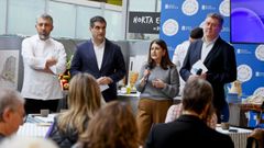 Jornada de promoci�n de los mercados organizada por la Xunta en la plaza de Lugo y protagonizada por el cocinero Xo�n Crujeiras (izquierda)