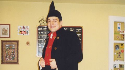 Carlos Su�rez, vestido con traje y montera picona