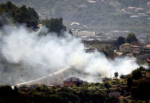 Las quemas de rastrojos pueden derivar en incendios, como este de la imagen en Chapela. 