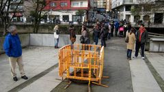 Los activistas siguieron tras la valla los trabajos de prospecci�n en la pasarela de o toleiro