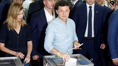 Zelenski depositando su voto